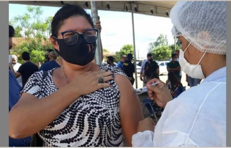 Adriana Carneiro Cabús funcionária pública e cerimonialista  é vacinada contra covid-19 no 2º BPM - Crédito: Reprodução Instagram