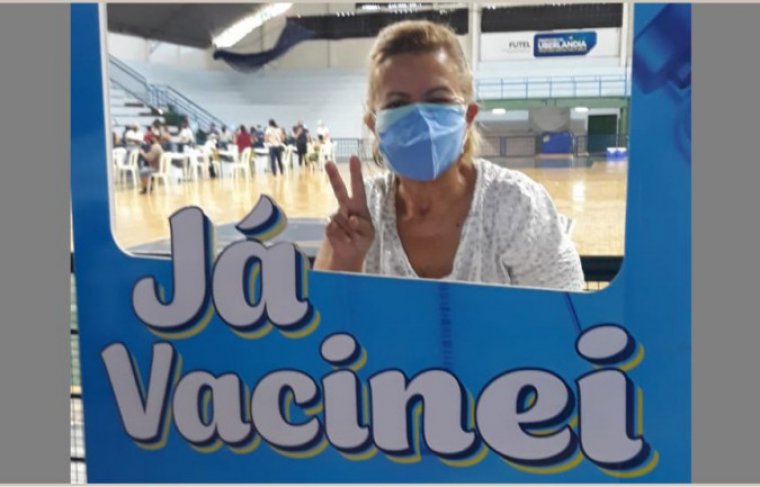 Cristina Cardoso, é vacinada contra covid-19 em Uberlândia /MG Crédito: Álbum de Família