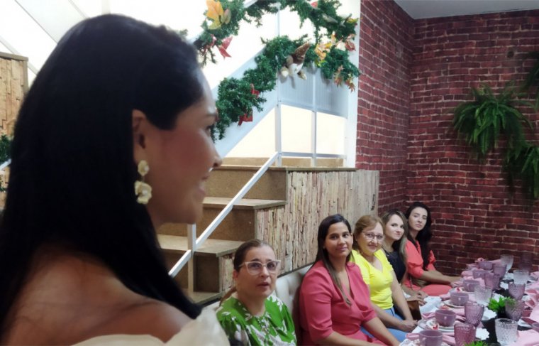 Chrys Botelho recebe amigas para apresentar o planner Mulher Virtuosa Foto: CCMNC