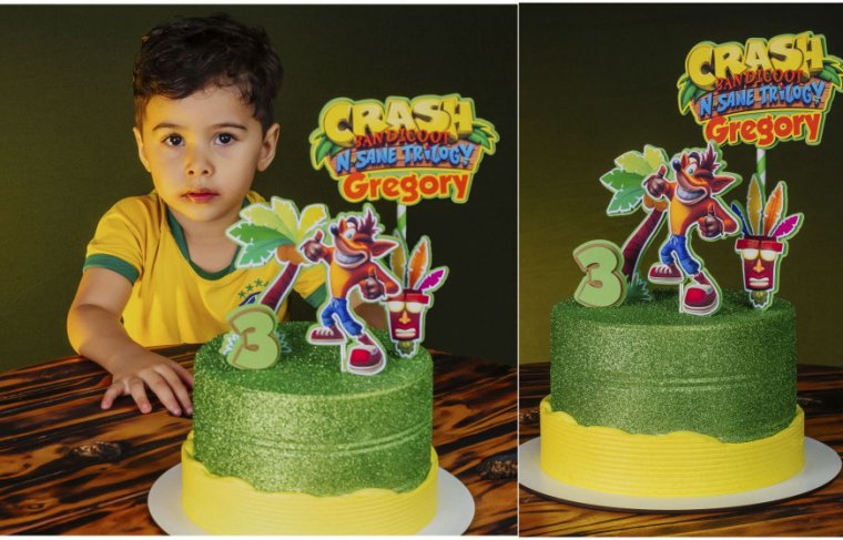Gregory Khitai Andrade Souza  e o bolo assinado pela Encantos da Mika - Crédito: Naadaby Photography