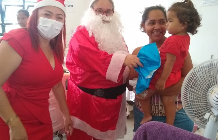 PAPAI NOEL VISITA CRIANÇAS NO HOSPITAL REGIONAL DE AUGUSTINÓPOLIS NO BICO DO PAPAGAIO 