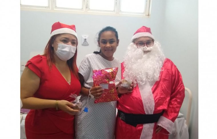 PAPAI NOEL VISITA CRIANÇAS NO HOSPITAL REGIONAL DE AUGUSTINÓPOLIS NO BICO DO PAPAGAIO 