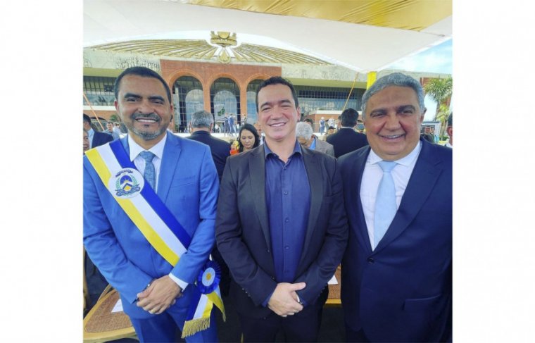 deputado federal eleito Alexandre Guimarães (C) governador Wanderlei Barbos e seu vice Laurez Moreira 