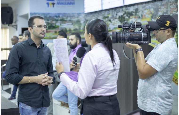 Com imagens de Renard Martins, Keilla Oliver entrevista o presidente da Câmara Marcos Duarte para o Balanço Geral da TV Record do Vanderlan Gomes Foto: Lennon Matos p/ CCMNC