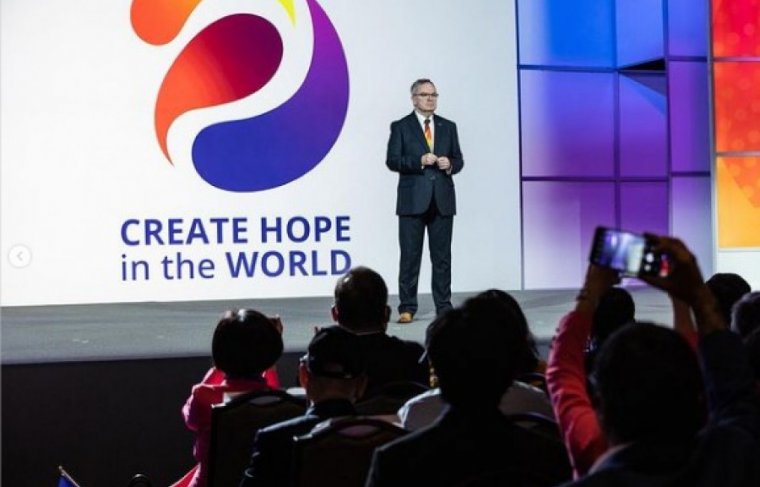 Presidente RI Gordon MacInally  apresenta seu lema: "Crie Esperança no Mundo"  