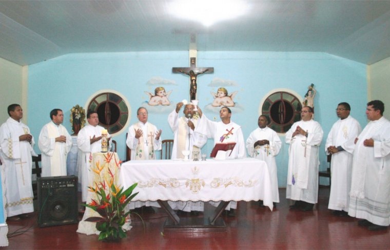 Missa de acolhida ao bispo de Tocantinópolis em 22 de maio de 2009. Foto: Cícera Maria  