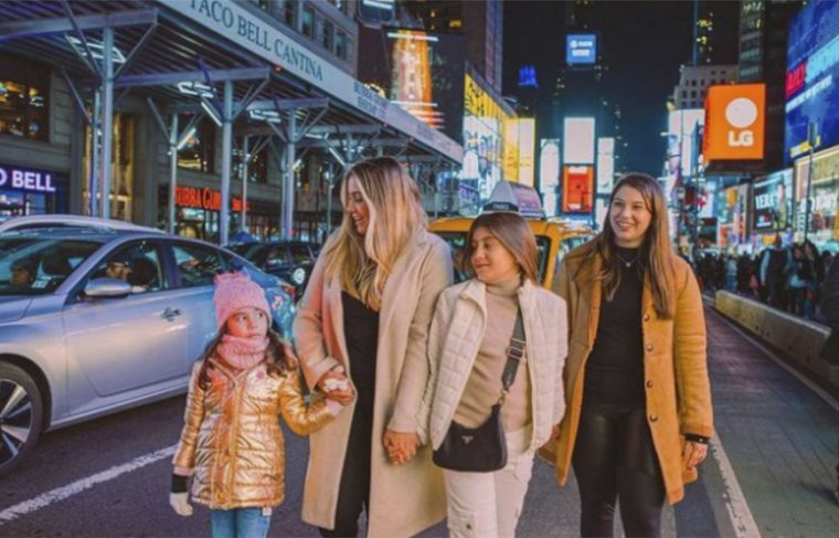 Times Square, New York City - Bruna Cruvinel e Flávia Brilhante Vendramini, Mariana e Marina. 