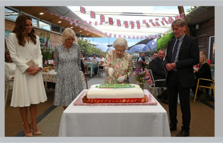 Rainha Elizabeth II corta bolo com uma espada durante evento do G7  - Crédito: Reprodução internet // 