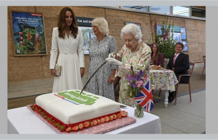 Rainha Elizabeth II corta bolo com uma espada durante evento do G7 -   Crédito: Reprodução intenet / Oli Scarff/Pool via REUTERS