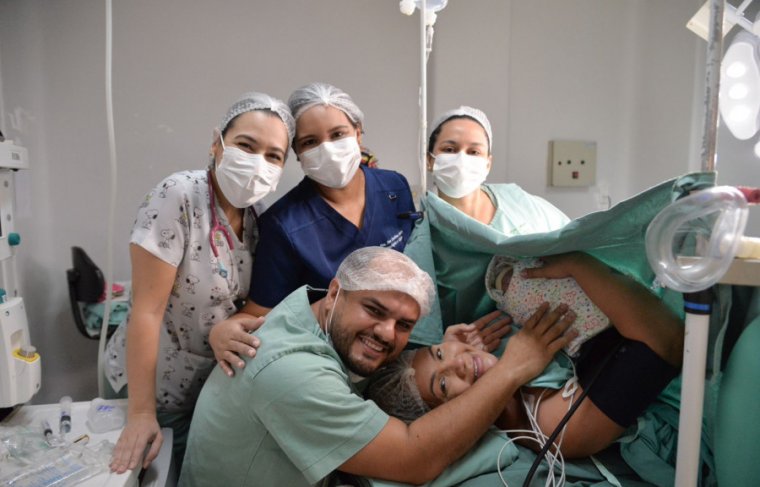 Tânia Ribeiro, Ananias Coutinho Jr,  José Pedro e as médicas: Ana Carolina Pinheiro, Lorena Faleiro e Renata Rocha. Foto: Álbum de Família