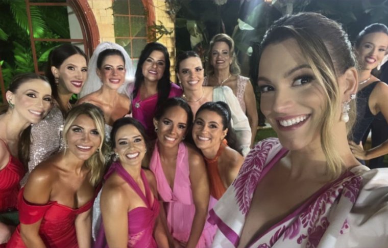 Priscilla faz selfie com azamigas:  Rayssa, Jordana, Milena, Cecília, Cássia, Maysa, Letícia, Kleidiane, Isabel, Amanda e Débora. 
