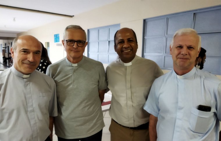 Padre Edson de Oliveira e os padres: Alessio Cappelli e Maurício Macchi (vigário geral); Walter Groppello, (ecônomo geral); Foto: CCMNC
