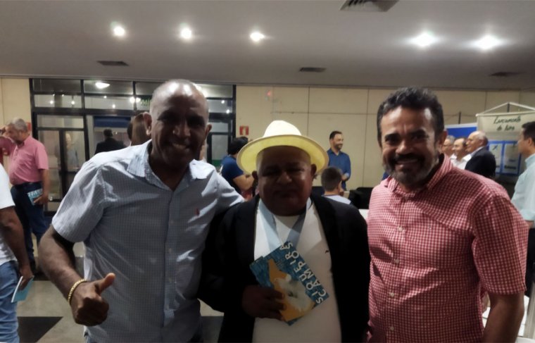 Vereador Soldado Alcivam e os escritores: Alexandre Gomes de Brito, (presidente da ACALANTO)  e Edson Gallo  Foto: CCMNC
