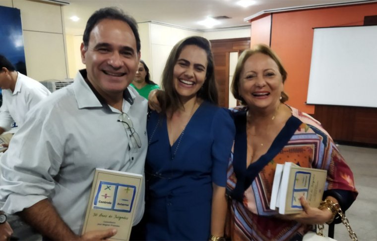 Ercília Moraes (tabeliã) e o casal Grace Anne e Fabiano Souza (secretário da SEFAZ /ARN)  Foto: CCMNC