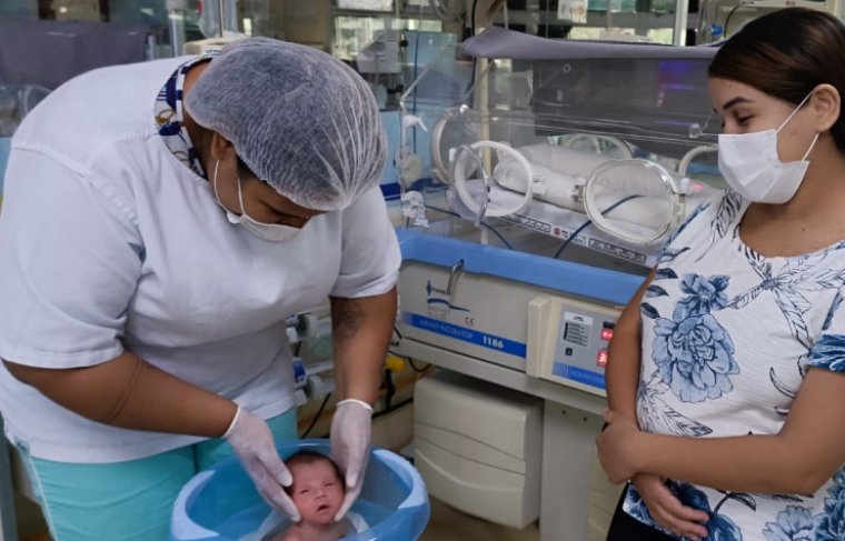 A fisioterapia da UTI neo do HMDR, Isabel Costa Pimentel, realiza os banhos de ofurô nos bebês. Foto: Erlene Miranda/ Sesau/TO