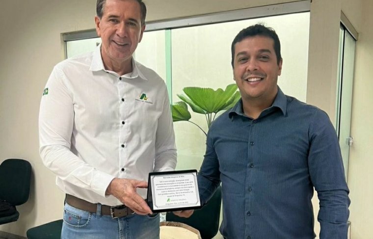 Marvildo Melo e o gerente da geral agência Araguaína Guilherme Cunha 