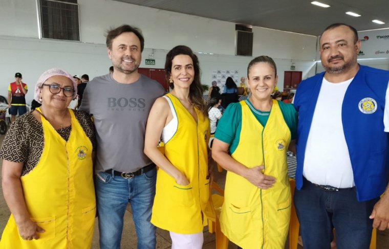 Marta Pereira, com o venerável Mestre da Loja Maçônica Claudio Neto nº 4, Renato Bassani, presidente da Colmeia da Amizade, Anastácia Lins Bassani, Víviam Mourão e Alair Negreiros Foto: CCMNC