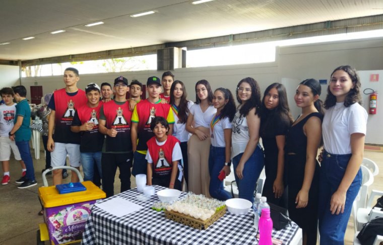 As meninas da Ordem Internacional do Arco-Íris e os meninos da Ordem DeMolay  Foto: CCMNC