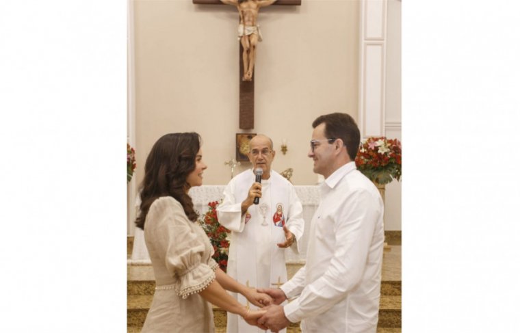 Suzana Trindade e Crezo Martins Filho e Padre Luiz Augusto Foto: Álbum de Família