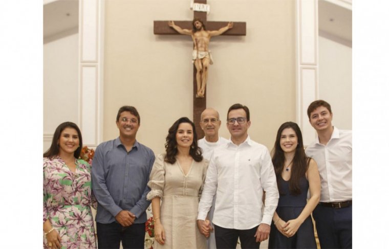 Lia, Robério Martins, Suzana Trindade e Crezo Martins Filho, Padre Luiz Augusto, Maria Luíza e Pedro Oliveira Foto: Album de Família