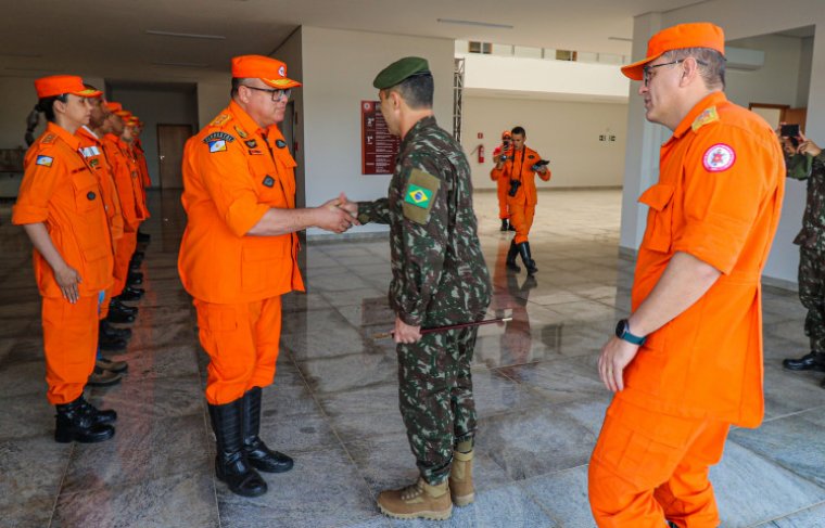 Coronel Ornelas cumprimenta o general Emílio em sua chegada ao QCG do Corpo de Bombeiros Militar 