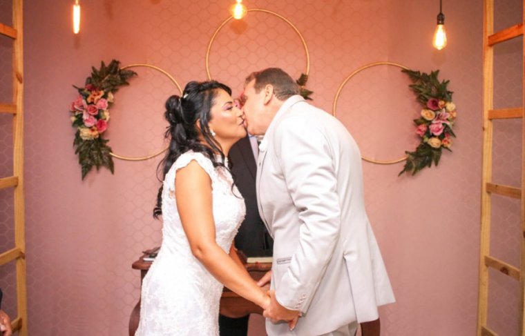 Enfim casados! Primeiro beijo após a benção de Deus - Crédito: Paula Fraga