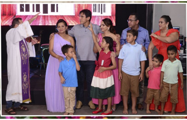 Padre Iramar Ribeiro, Eloína Oliveira com Evelling Lorena, Wilson Oliveira Cabral Jr. Cecília e Gabriel (netos), Mariana Oliveira, Edvaldo Júnyor, Arthur, Heitor e Matheus (netos). Foto: Pedro dos Anjos