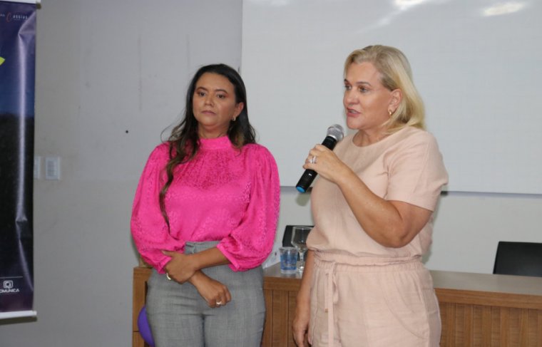 Karine Cásssia e Ângela Silva 