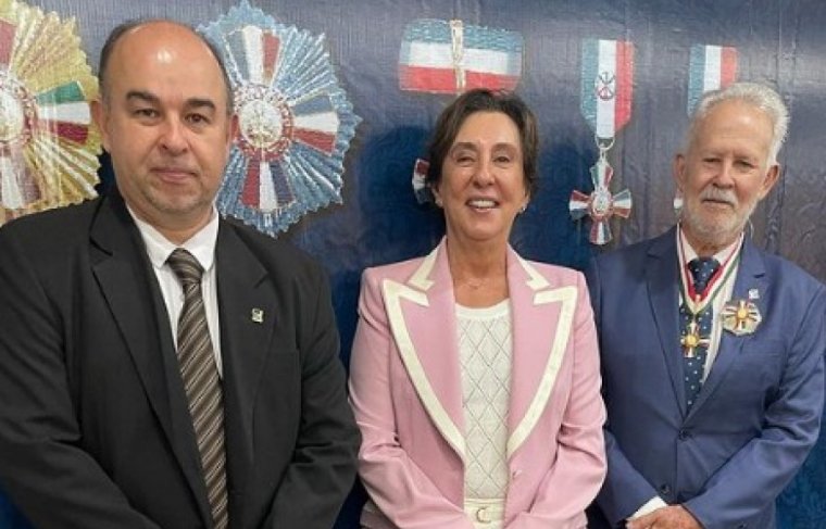 Cristiano Machado (chefe de Ascom TRETO), desembargadora, Ângela Issa Haonat e o presidente do TRETO, João Rigo Guimarães. 