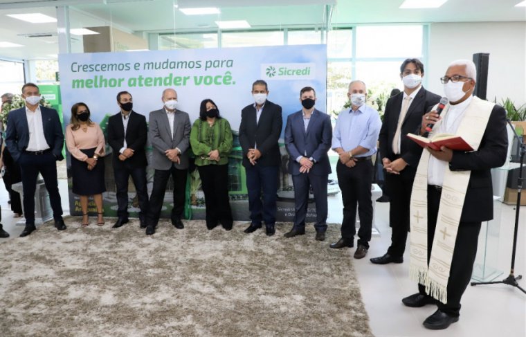 O bispo de Tocantinópolis, Dom Giovane Pereira de Melo abençoa a nova agência Sicredi -  Foto: Ascom prefeitura de Araguaína / Marcos Filho -