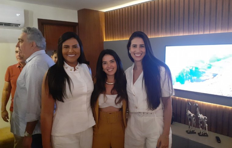 A primeira-dama do Tocantins, Karynne Soterro com a empresária, Iullylin Lemos e a médica, Bruna Viana  