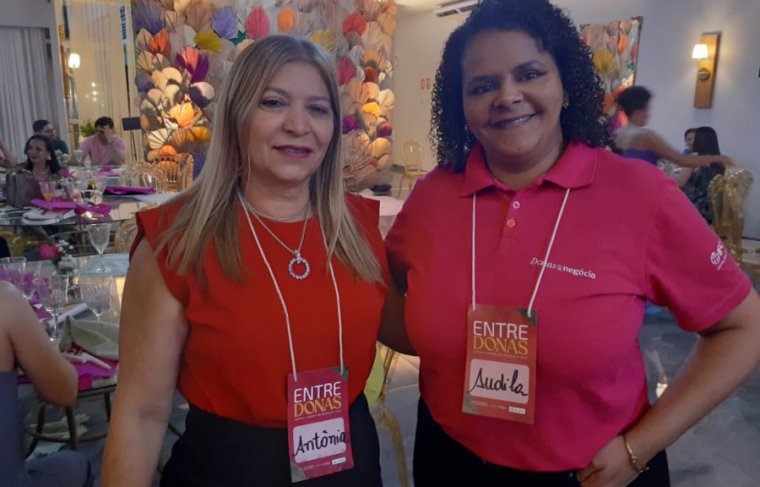 Presidente do CMECTO, Antônia Lopes e  a gerente Donas do Negócio Sicredi, Áudila Santos Foto: CCMNC 