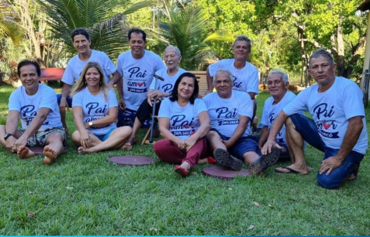 Noé rodeado pelos filhos Cezar Fernando, Antônia, José, Adão, Acilon, Raimundo Nonato, Nilto e Hilário (dir. p/ esq.) - Foto: Álbum de Família // Arte: Cícera Maria