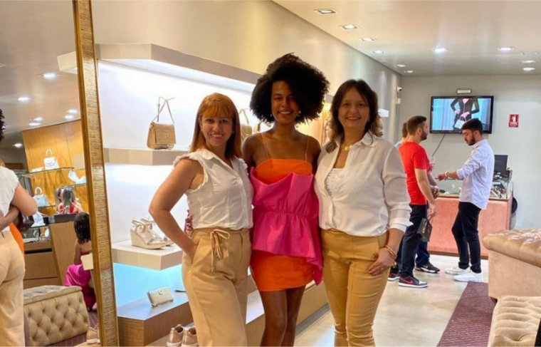 Cristiane Soares de Oliveira com a Miss Tocantins Mundo, Jacquelyne Emanuelle e a jornalista Gláucia Mendes 