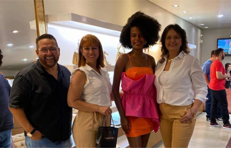 Cristiane Soares de Oliveira com a Miss Tocantins Mundo, Jacquelyne Emanuelle, a jornalista Gláucia Mendes e o colunista social, Jotta Nunes  
