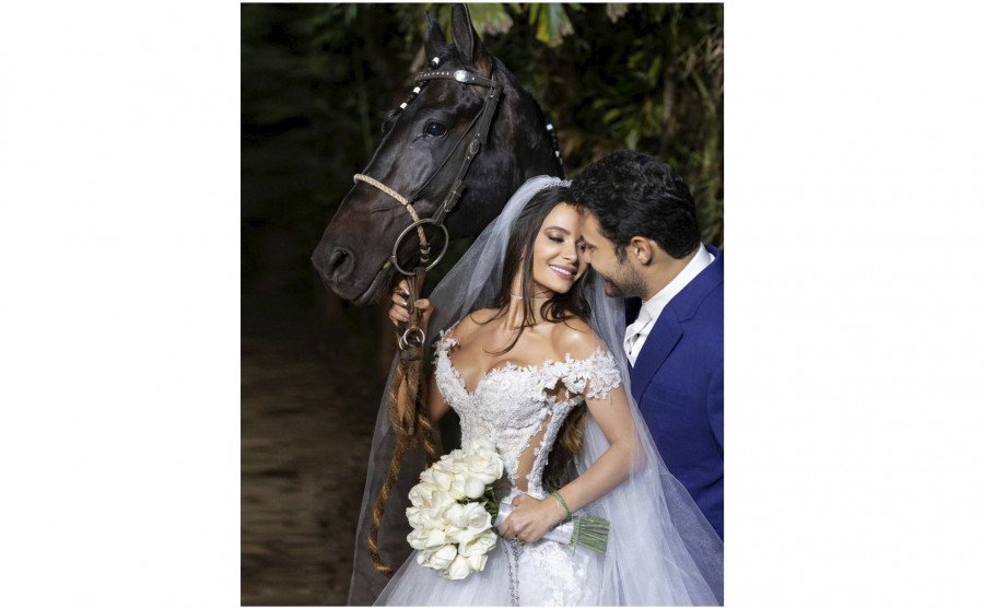 Noiva de João Bosco entra a cavalo em cerimônia de casamento lotada de  artistas