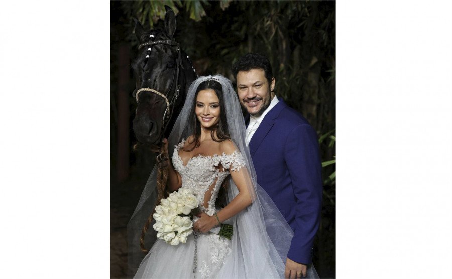 Noiva de João Bosco entra a cavalo em cerimônia de casamento lotada de  artistas